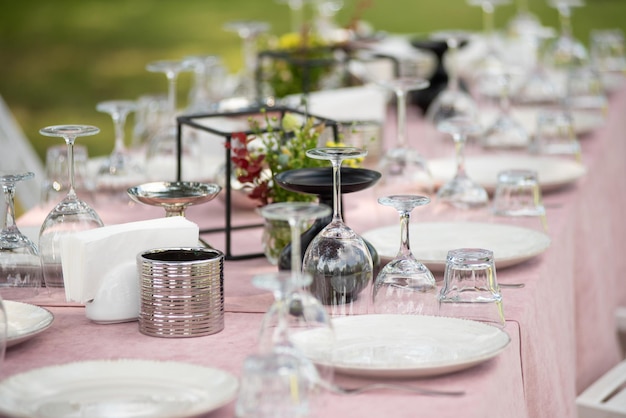 Mesa de bodas con bocadillos y platos