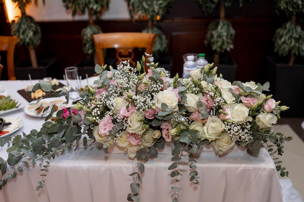 Mesa de bodas con comida y decoración en el restaurante.