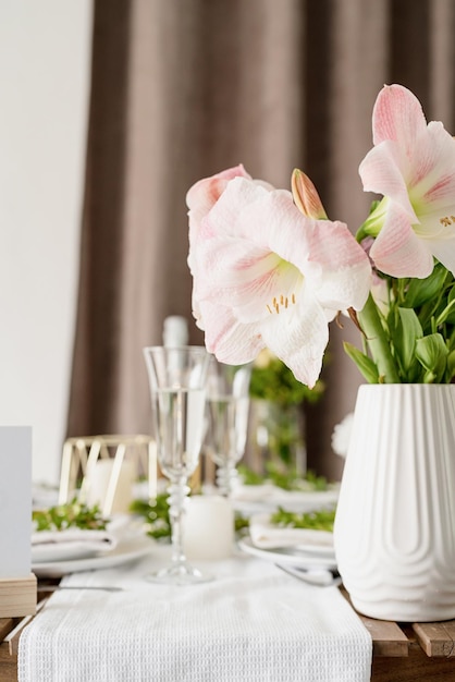 La mesa de bodas y la decoración en una mesa de madera de estilo rústico