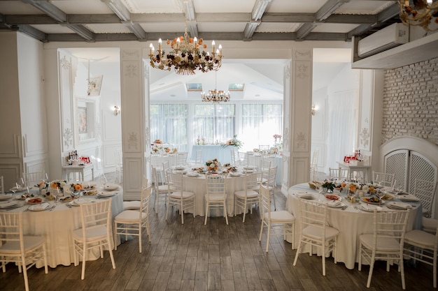 Mesa de bodas en un restaurante con decoración y comida.