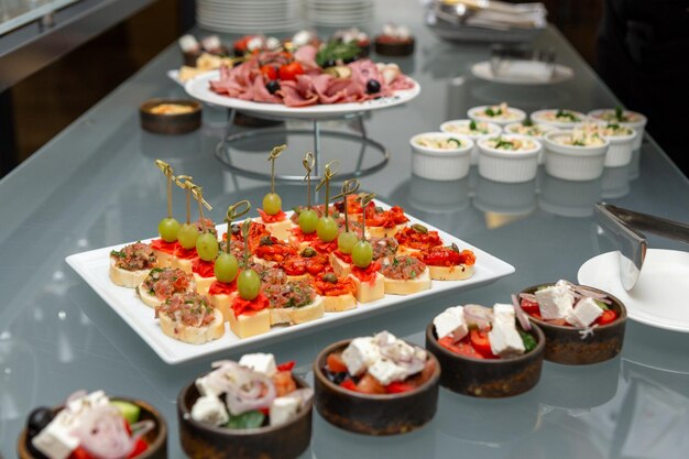 Foto mesa de buffet con aperitivos fríos y ensaladas