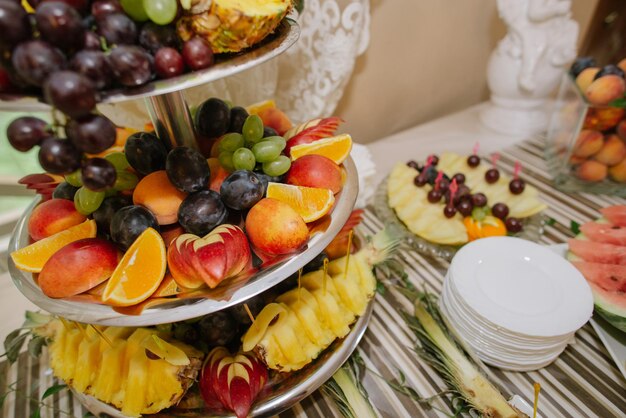 Mesa de buffet de bodas con diferentes variedades de frutas frescas