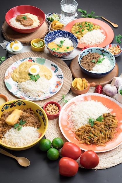 Mesa de buffet de comida reconfortante tradicional de Perú