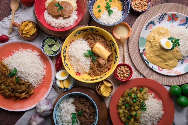 Mesa de buffet de comida reconfortante tradicional de Perú