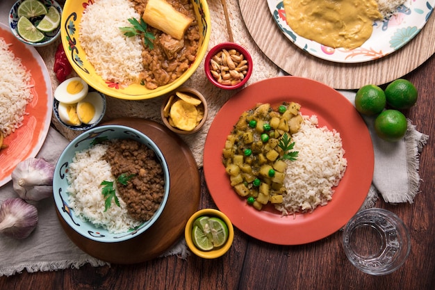 Mesa de buffet de comida reconfortante tradicional de Perú