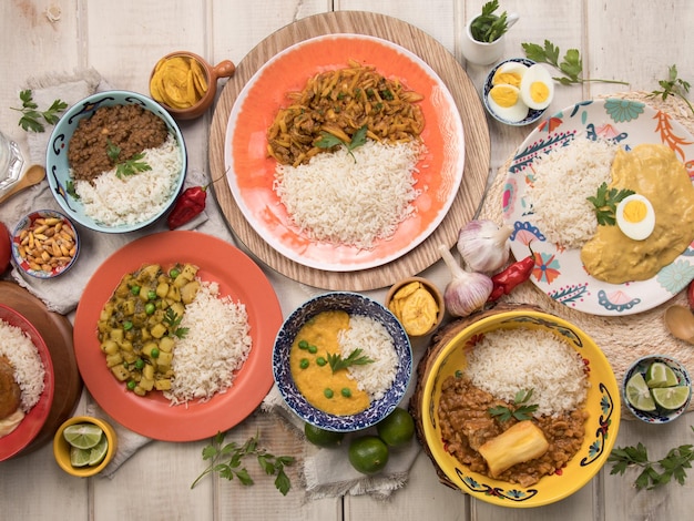 Mesa de buffet de comida reconfortante tradicional de Perú