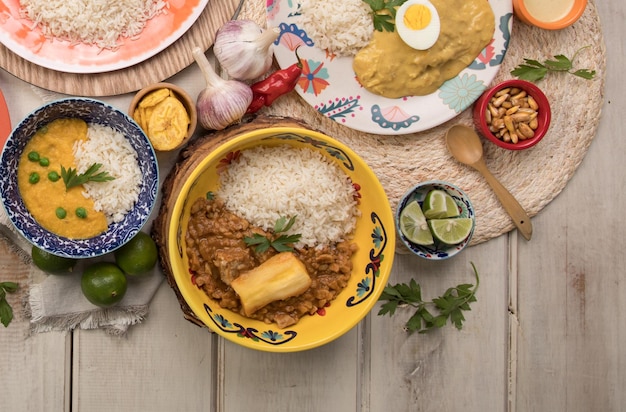 Mesa de buffet de comida reconfortante tradicional de Perú