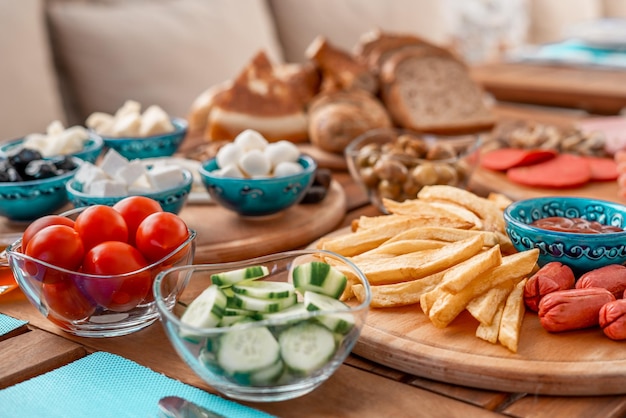 Mesa de buffet de desayuno llena de alimentos variados