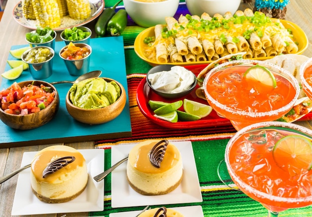 Mesa buffet de fiesta con dulce de leche y otra comida tradicional mexicana.