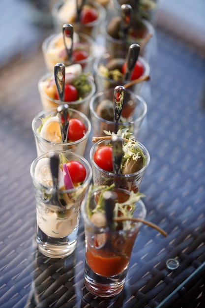 Foto mesa de buffet para los invitados a un banquete con varios bocadillos y bocadillos