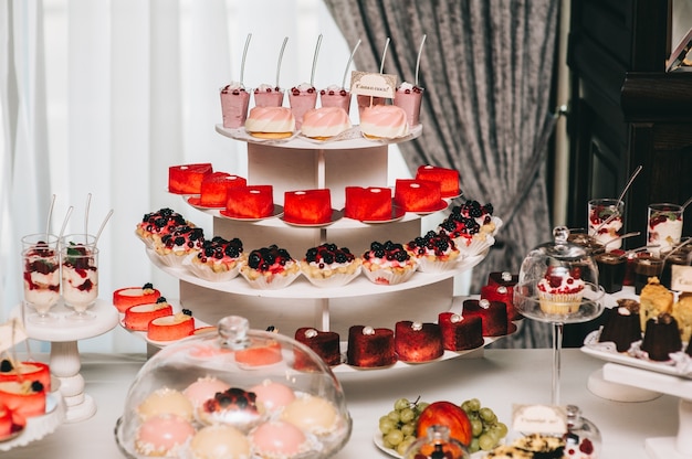 Mesa de buffet con postres