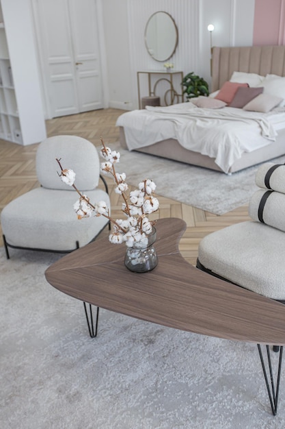 Mesa de café creativa y muebles tapizados de moda en la sala de estar en un amplio apartamento de plano abierto con un elegante diseño moderno y brillante en un día soleado
