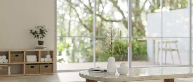 Una mesa de café con jarrones de flores mínimos y espacio para copiar en una sala de estar mínimamente luminosa