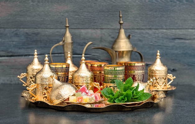 Mesa de café de té oriental tazas doradas delicias menta Ramadán
