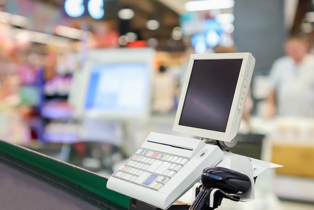 Foto mesa de caja vacía con terminal en el supermercado