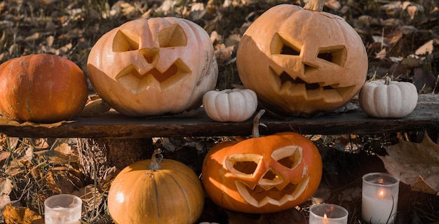 una mesa con una calabaza que dice "tallada" en ella.