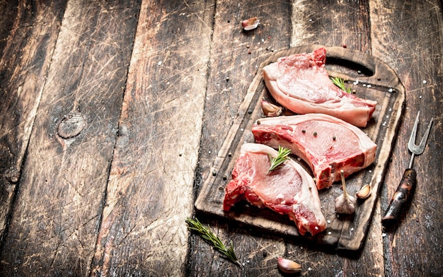 Mesa de carnes crudas. Carne de cerdo cruda con especias.