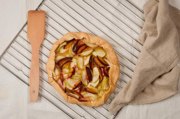 Mesa caseira de galette de maçã e ameixa para a hora do chá