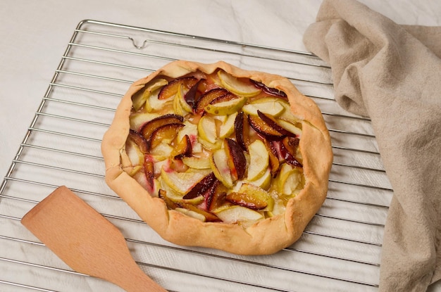 Mesa caseira de galette de maçã e ameixa para a hora do chá