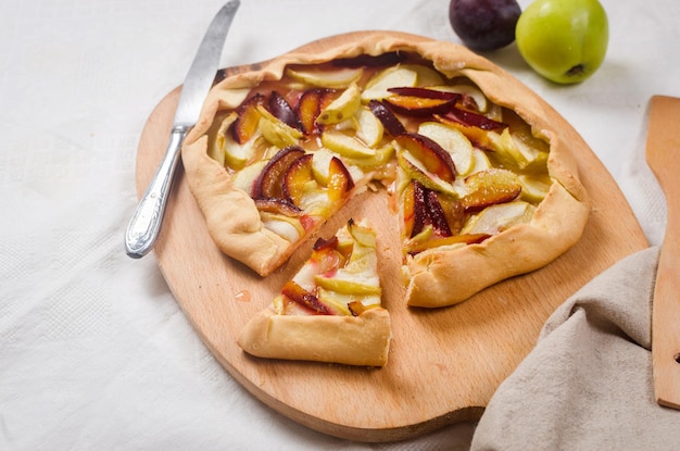 Mesa casera de galette de manzana y ciruela para la hora del té