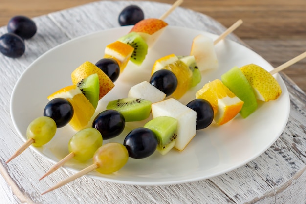 Mesa de catering con canapé de ensalada de frutas. Comida para picar de entrada.