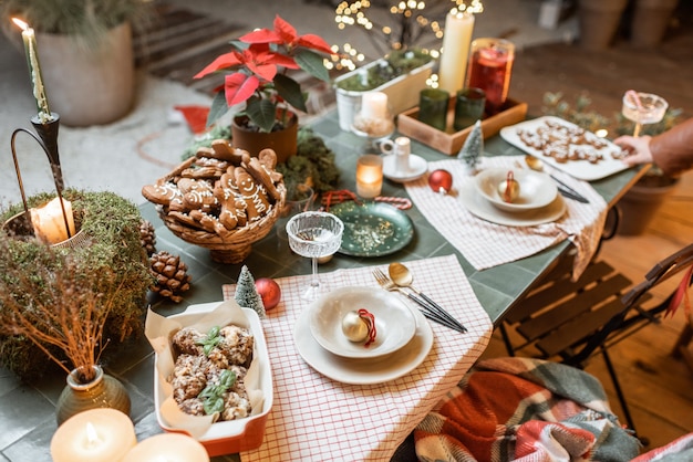 Mesa de cena bellamente decorada en la terraza al aire libre durante las vacaciones de Año Nuevo