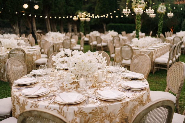 Salvamanteles de mimbre para decoración de mesas de boda