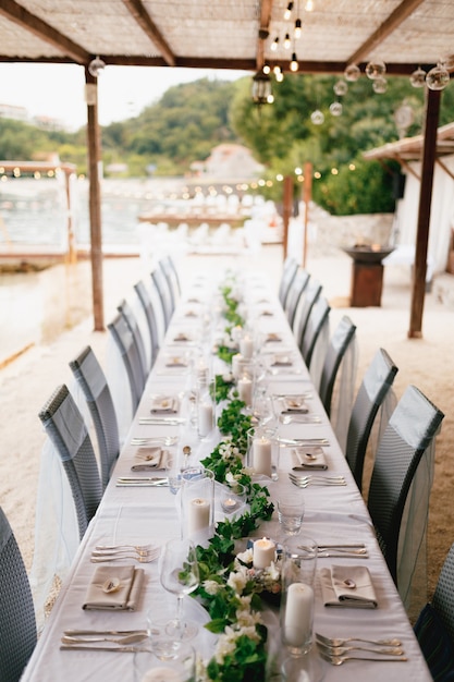 Mesa de cena de boda en recepción