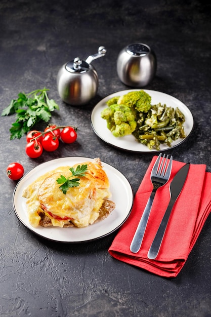 Mesa de cena con diferentes platos menú fijo para un almuerzo nutritivo y saludable en el almuerzo de negocios del restaurante