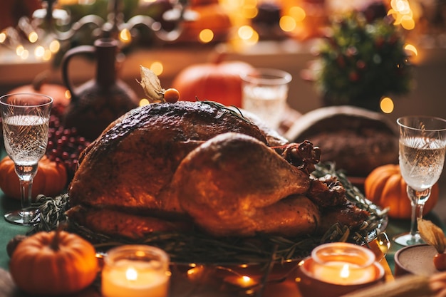 Mesa de cena navideña de acción de gracias con decoración de otoño y calabazas