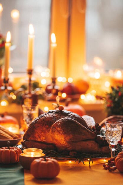 Mesa de cena navideña de acción de gracias con decoración de otoño y calabazas