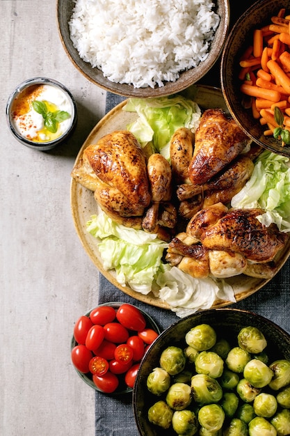 Mesa de cena con pollo a la plancha, arroz y verduras.