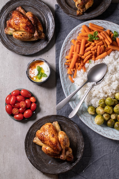 Mesa de cena con pollo a la plancha, arroz y verduras.