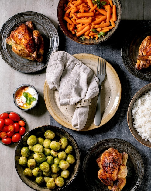 Mesa de cena con pollo a la plancha, arroz y verduras.