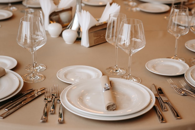 Mesa de cena servida en un restaurante Restaurante mesa interior para una cena