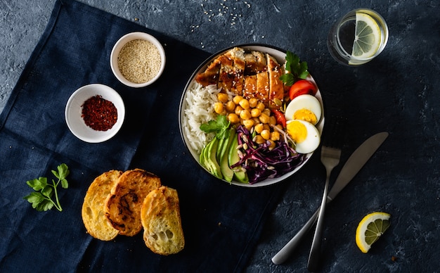 Mesa de la cena tazón de Buda Arroz garbanzos pechuga de pollo huevos verduras vista superior