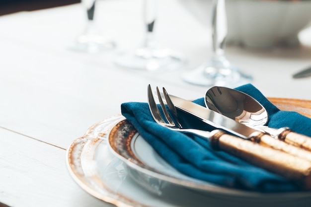 mesa para cenar con cubiertos y cristalería