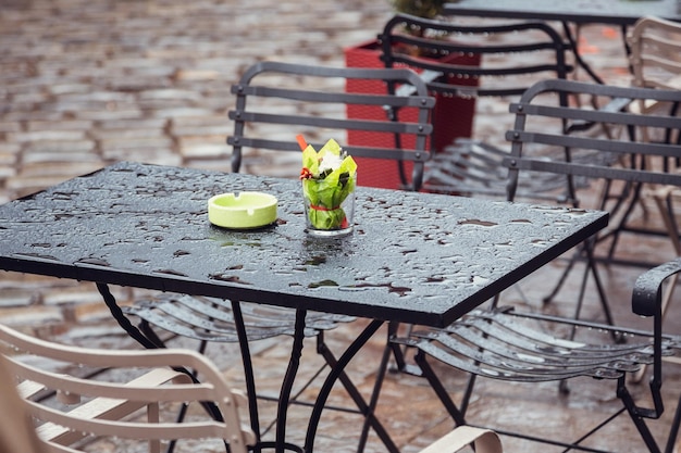 Mesa de centro mojada después de la lluvia