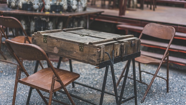 Foto mesa de centro vieja y juego de sillas