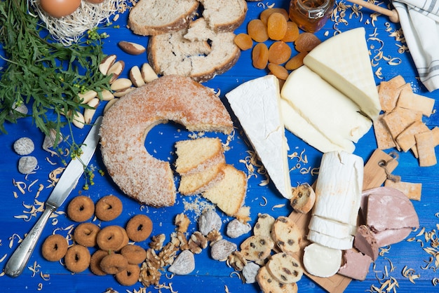 Foto mesa cheia de doces caseiros para o café da manhã ou lanche