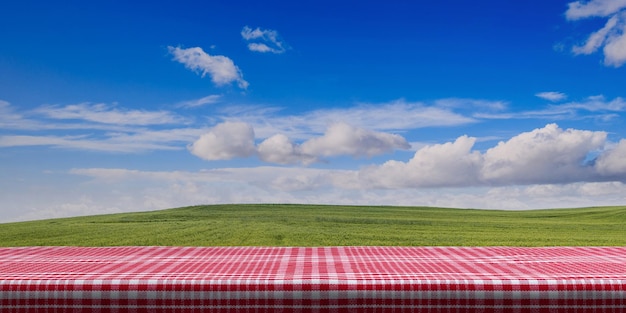 Mesa coberta com toalha de mesa vermelha na ilustração 3d do espaço de cópia de fundo do céu azul