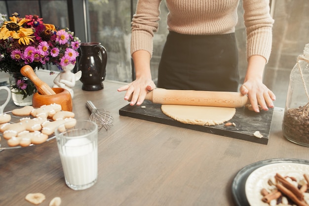 Mesa de cocina con cocina de galletas