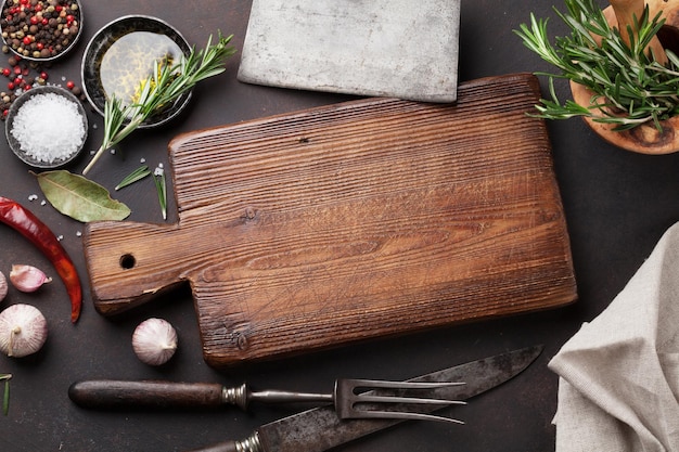 Mesa de cocina con hierbas, especias y utensilios.