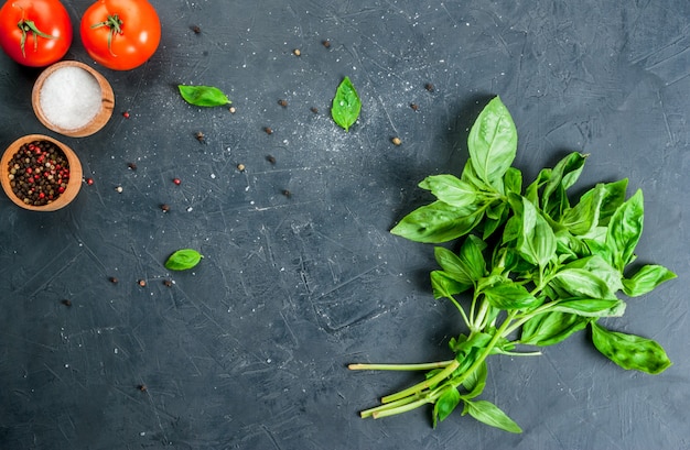 Mesa de cocina con ingredientes, comida italiana.