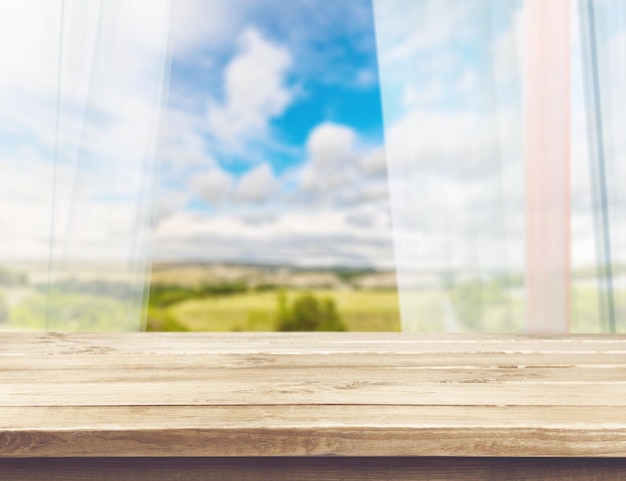 Mesa de cocina de madera en el fondo de la ventana de desenfoque