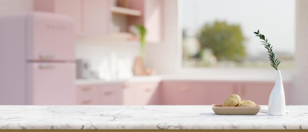 Mesa de cocina de mármol blanco con espacio vacío sobre una hermosa cocina rosa pastel borrosa