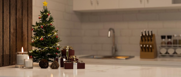 Mesa de cocina de mármol blanco de lujo con regalos de velas de árboles de Navidad y espacio para copiar