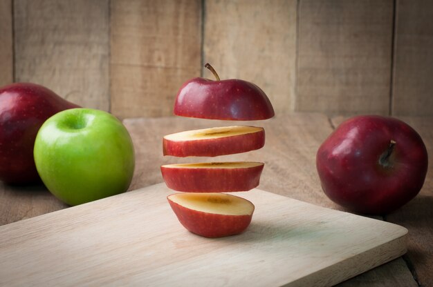 mesa de cocina con pila de manzana en rodajas