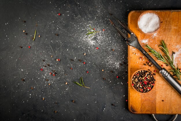 Mesa de cocina, preparada para cocinar carne