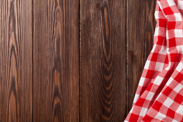 Mesa de cocina con toalla roja